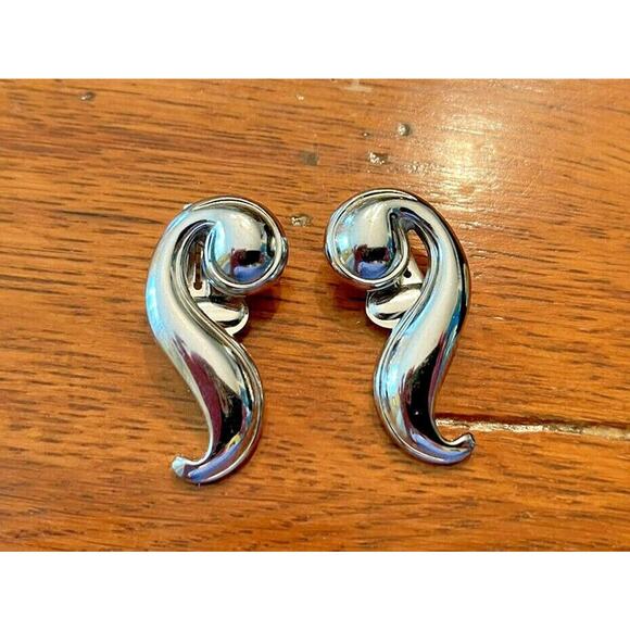 Vintage Alice Silver-Tone Clip On Earrings 1 1/2" - Picture 4 of 5